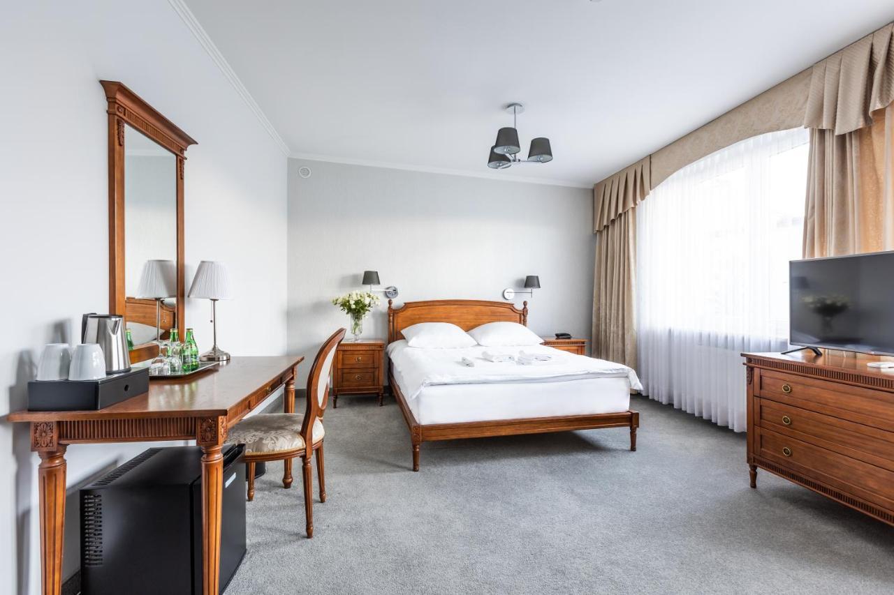 Hotel Pod Zlota Roza キェルツェ エクステリア 写真