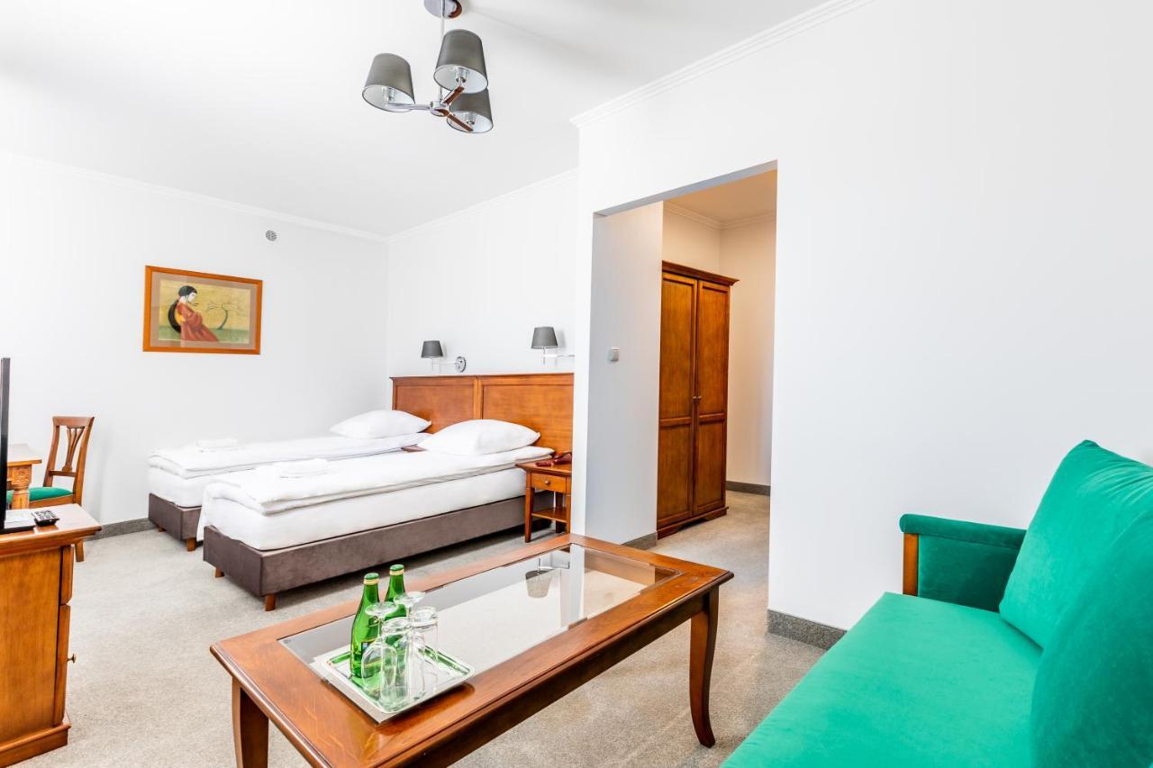 Hotel Pod Zlota Roza キェルツェ エクステリア 写真