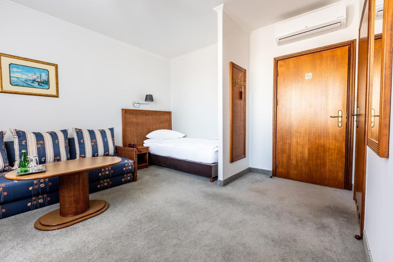 Hotel Pod Zlota Roza キェルツェ エクステリア 写真