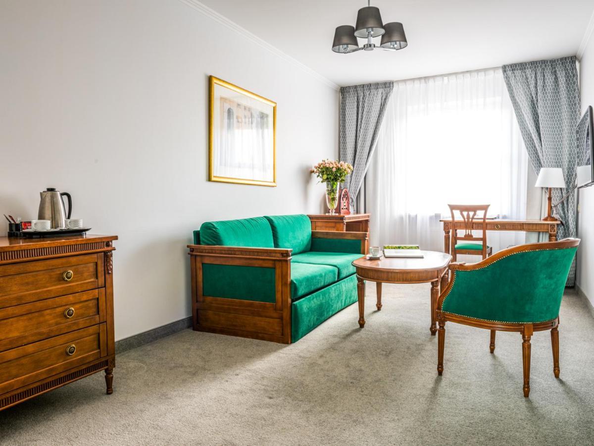 Hotel Pod Zlota Roza キェルツェ エクステリア 写真