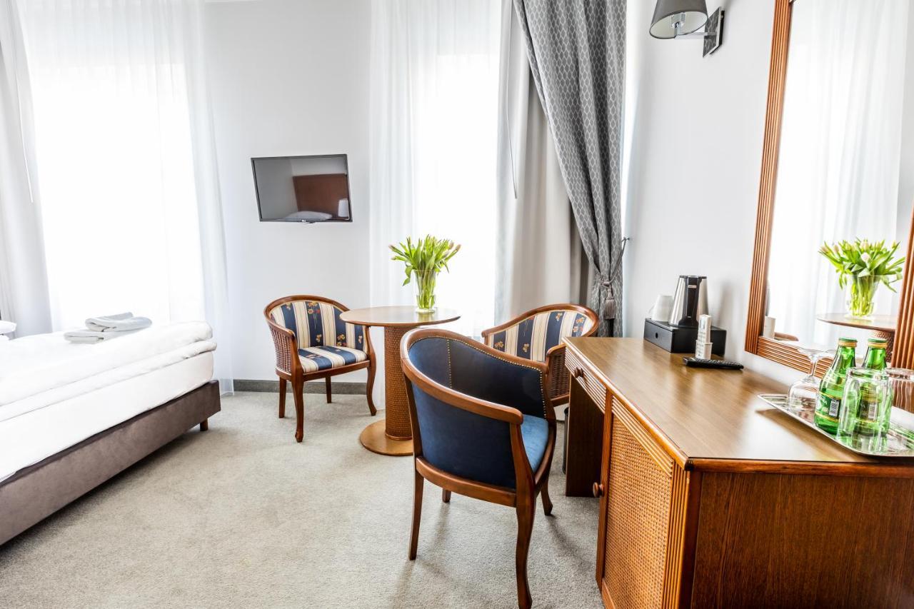 Hotel Pod Zlota Roza キェルツェ エクステリア 写真