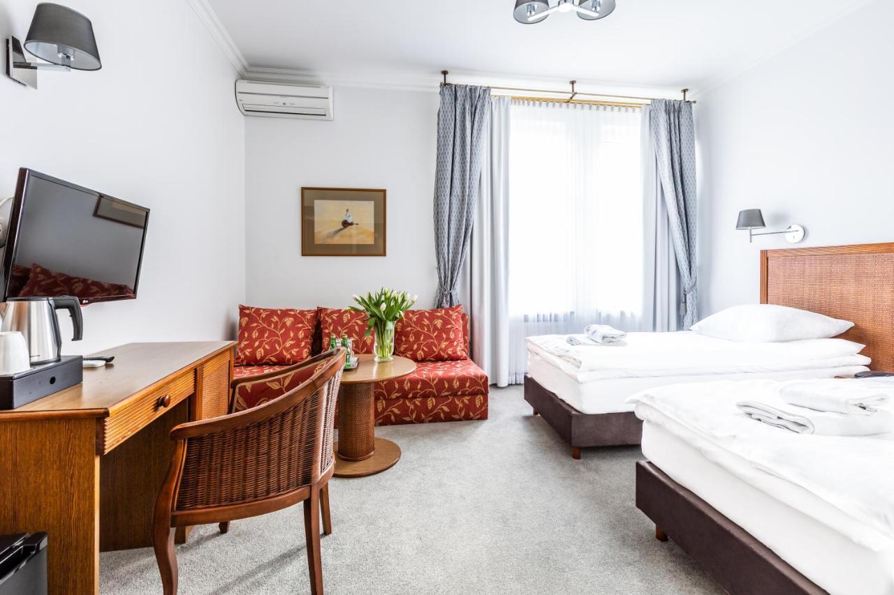 Hotel Pod Zlota Roza キェルツェ エクステリア 写真