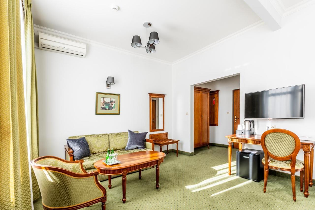 Hotel Pod Zlota Roza キェルツェ エクステリア 写真
