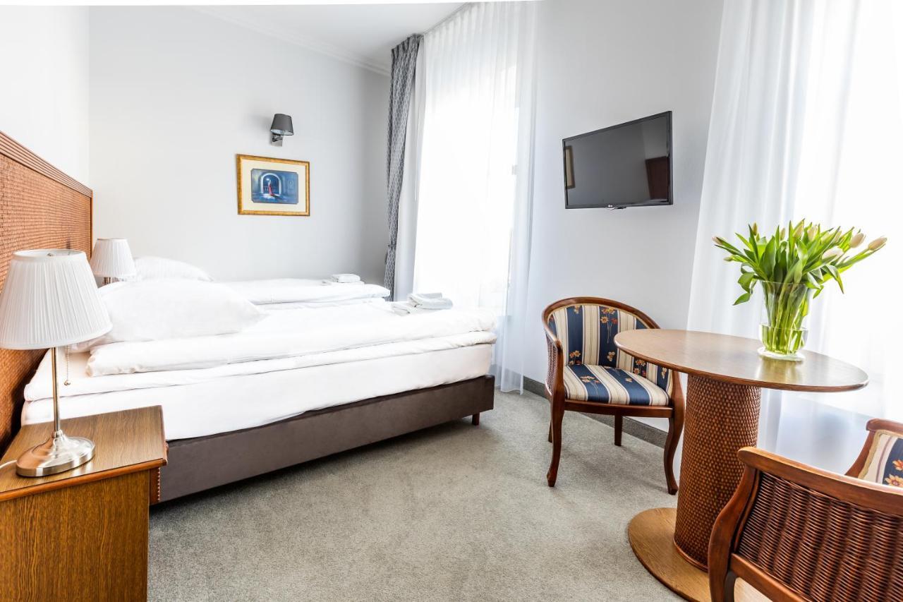 Hotel Pod Zlota Roza キェルツェ エクステリア 写真