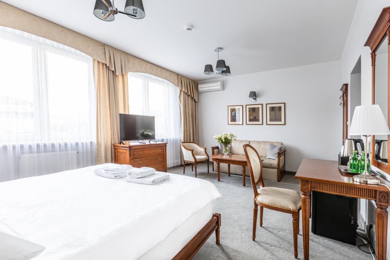 Hotel Pod Zlota Roza キェルツェ エクステリア 写真