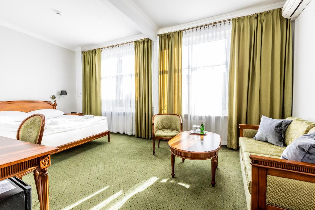 Hotel Pod Zlota Roza キェルツェ エクステリア 写真