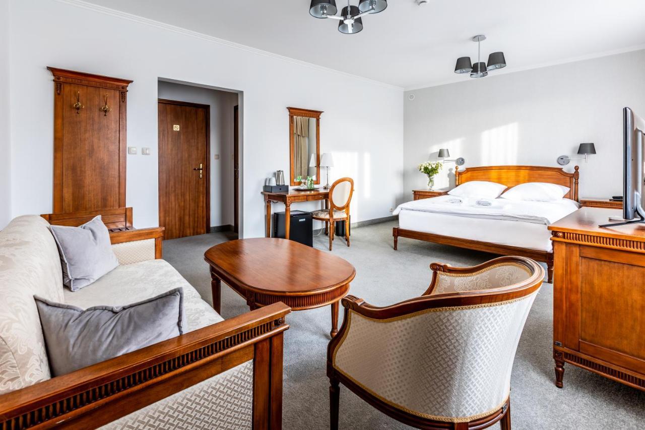 Hotel Pod Zlota Roza キェルツェ エクステリア 写真