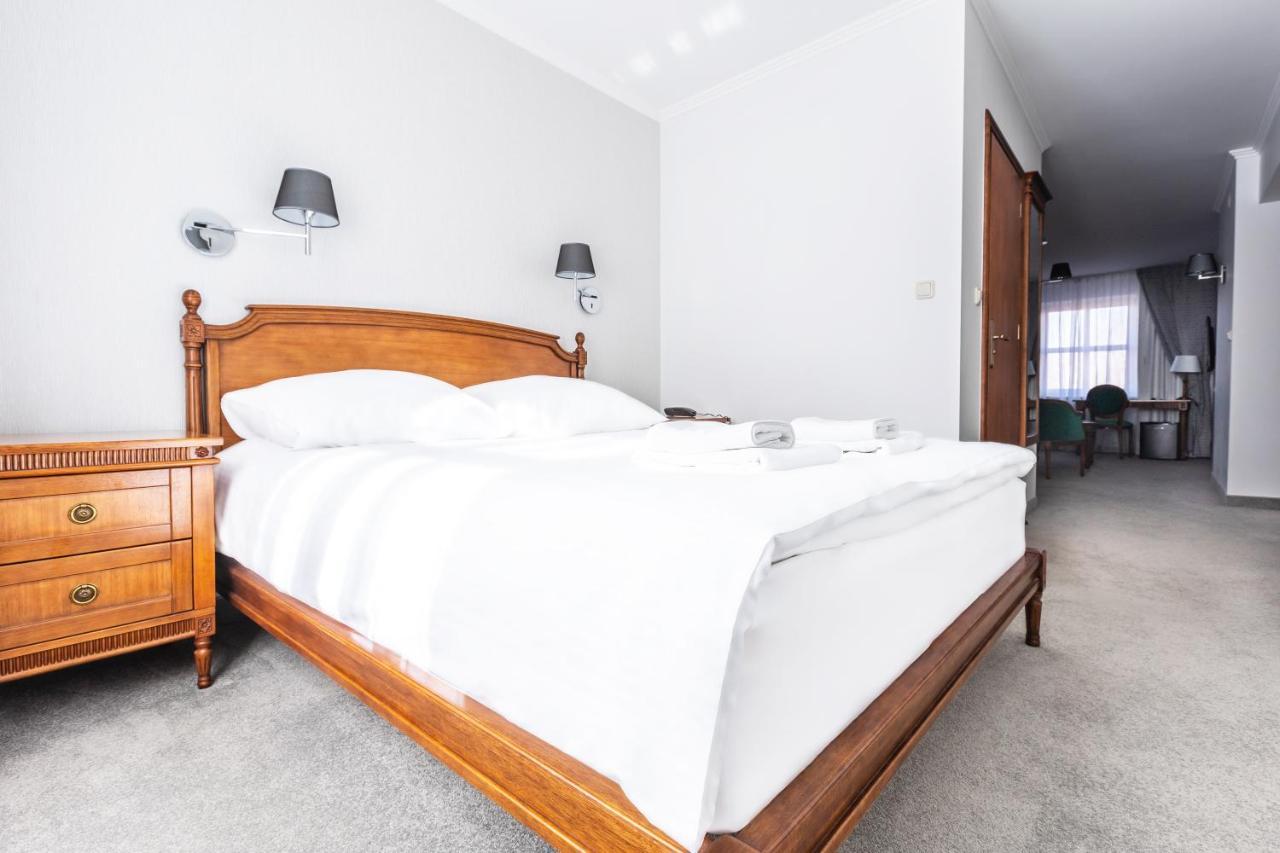 Hotel Pod Zlota Roza キェルツェ エクステリア 写真
