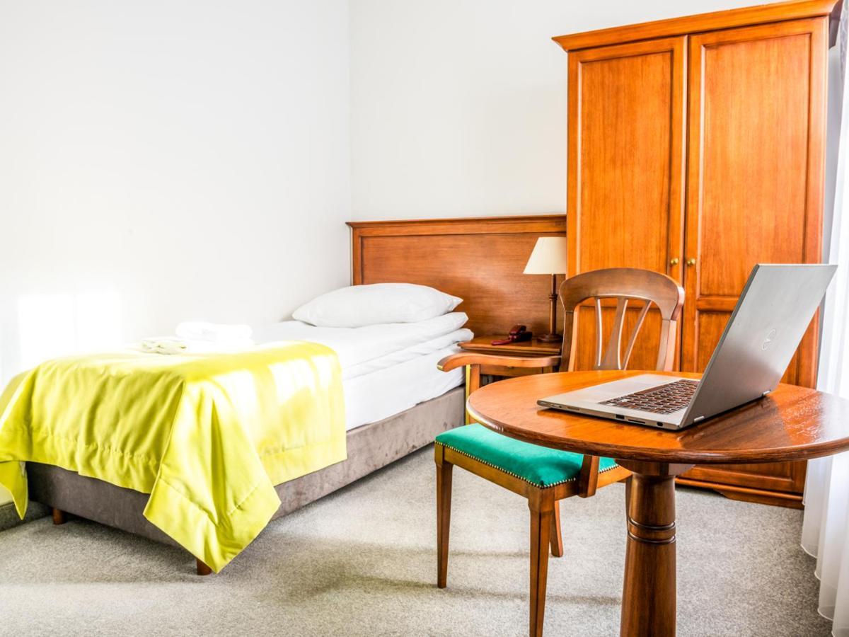 Hotel Pod Zlota Roza キェルツェ エクステリア 写真
